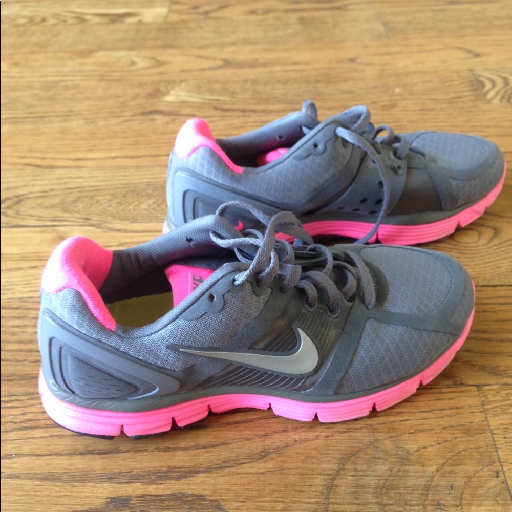 Nike women’s pink/gray tennis shoes 8